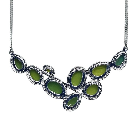 Silver Tone & Green Bib Necklace With Matching Pierced Earrings (5690) - Picture 5 of 7
